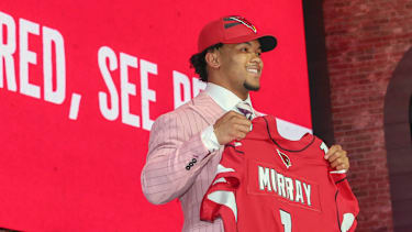 Arizona Cardinals Quarterback Kyler Murray posiert nach seiner Auswahl als Nummer-1-Pick im NFL Draft 2019 durch die Cardinals in Nashville, Tennessee