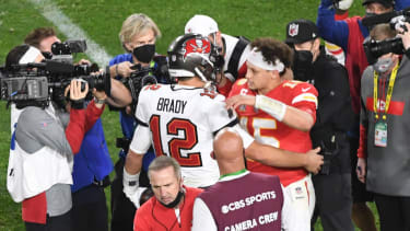 Tom Brady und Patrick Mahomes umarmen sich.