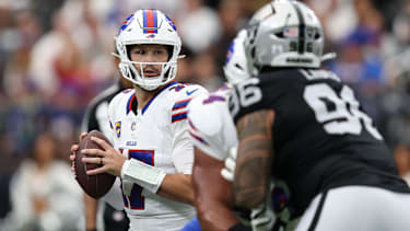 Buffalo Bills Quarterback Josh Allen (17)wirft einen Pass gegen die Las Vegas Raiders.