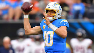 Los Angeles Chargers Quarterback Justin Herbert (10) wirft einen Pass gegen die Denver Broncos.