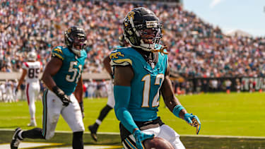 Travis Hunter von den Jacksonville Jaguars fängt beim 35:6 gegen die New England Patriots eine Endzonen-Interception von Drake Maye