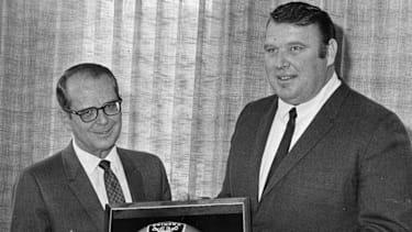 Die Oakland Raiders verpflichteten John Madden 1967 als Linebacker-Coach und beförderten ihn 1969 zum Head Coach