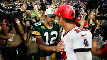 Die Quarterbacks Tom Brady von den Tampa Bay Buccaneers und Aaron Rodgers von den Green Bay Packers begrüßen sich nach dem NFL-Spiel im Raymond James Stadium in Tampa, Florida (American Football, USA)