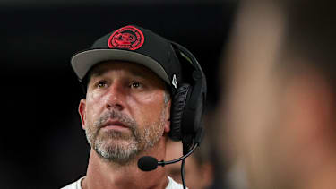 Head Coach Kyle Shanahan von den San Francisco 49ers blickt während eines NFL-Preseason-Spiels gegen die Las Vegas Raiders im Allegiant Stadium in Las Vegas, Nevada auf das Spielfeld (NFL Preseason, American Football, USA)