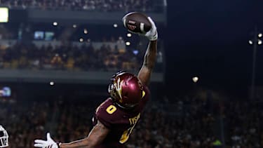 Wide Receiver Jordyn Tyson von den Arizona State Sun Devils springt in der Endzone nach einem Pass im Spiel gegen die Texas State Bobcats im Mountain America Stadium in Tempe