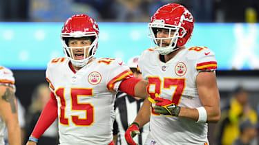 INGLEWOOD, CA - NOVEMBER 20: Kansas City Chiefs quarterback Patrick Mahomes (15) celebrates with tight end Travis Kelce (87) after a touchdown during the NFL, American Football Herren, USA regular season game between the Kansas City Chiefs and the Los Angeles Chargers on November 20, 2022, at SoFi Stadium in Inglewood, CA. (Photo by Brian Rothmuller Icon Sportswire) NFL: NOV 20 Chiefs at Chargers Icon221120062