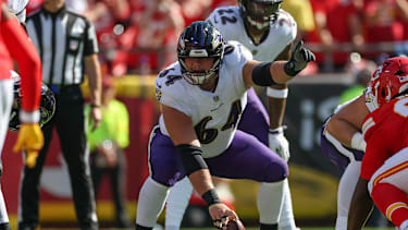 Baltimore Ravens Center Tyler Linderbaum (#64) während des NFL-Spiels gegen die Kansas City Chiefs im GEHA Field at Arrowhead Stadium in Kansas City, Missouri