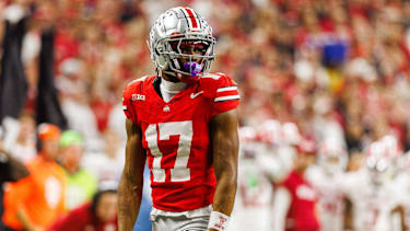Ohio State Wide Receiver Carnell Tate (17) beim Spiel der Indiana Hoosiers gegen die Ohio State Buckeyes im Lucas Oil Stadium in Indianapolis, Indiana.