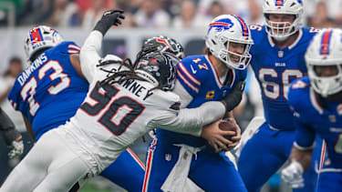 Houston Texans Defensive End Jadeveon Clowney (90) sackt Buffalo Bills Quarterback Josh Allen (17) beim NFL-Spiel.
