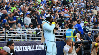 NFL, American Football Herren, USA Las Vegas Raiders at Seattle Seahawks Aug 7, 2025; Seattle, Washington, USA; Former NFL player Marshawn Lynch on the sidelines during the game between the Seattle Seahawks and the Las Vegas Raiders during the first half at Lumen Field. , EDITORIAL USE ONLY PUBLICATIONxINxGERxSUIxAUTxONLY Copyright: xStevenxBisigx 20250807_SMB_ab9_07