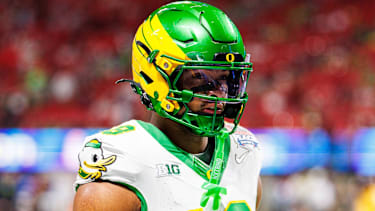 Tight End Kenyon Sadiq auf dem Feld bei einem Spiel der Oregon Ducks.