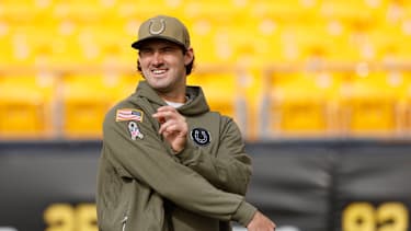 Quarterback Daniel Jones von den Indianapolis Colts wärmt sich vor dem NFL-Spiel gegen die Pittsburgh Steelers im Acrisure Stadium in Pittsburgh auf (NFL, American Football, USA)