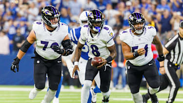 Baltimore Ravens Quarterback Lamar Jackson (8)läuft mit dem Ball beim NFL-Spiel gegen die Indianapolis Colts.