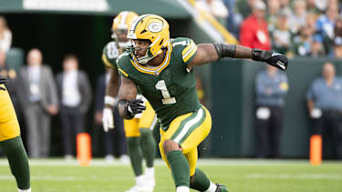 Green Bay Packers Defensive End Micah Parsons (#1) stellt sich an der Line of Scrimmage im Spiel gegen die Detroit Lions in Green Bay, Wisconsin auf