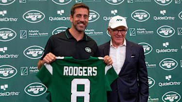 Aaron Rodgers wurde 2023 als neuer Quarterback der New York Jets vorgestellt. Heute blickt er selbstkritisch auf seinen damaligen Wechsel zurück