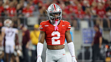 Defensive Back Caleb Downs von den Ohio State Buckeyes analysiert die gegnerische Formation im Spiel gegen die Minnesota Golden Gophers im Ohio Stadium