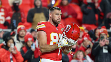 Kansas City Chiefs Tight End Travis Kelce (#87) beim Aufwärmen vor dem NFL-Spiel gegen die Houston Texans im GEHA Field at Arrowhead Stadium in Kansas City, Missouri