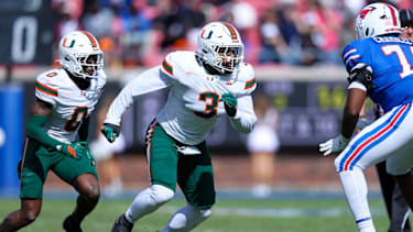 Miami Hurricanes Defensive Lineman Akheem Mesidor (#3) setzt den Quarterback unter Druck im Spiel gegen die SMU Mustangs im Gerald J. Ford Stadium in Dallas, Texas