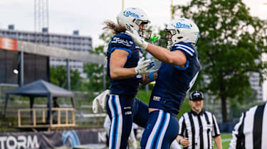 Brendan Beaulieu und Jonathan Steinhauer Nielsen von Nordic Storm feiern während des Spiels gegen die Raiders Tirol im Gladsaxe Stadion in Dänemark (European Football Alliance, EFA)