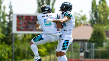Justus Seelig von den Munich Ravens feiert einen Touchdown gemeinsam mit Marvin Rutsch während des EFA-Spiels gegen Nordic Storm in Unterhaching (American Football, Saison 2026)