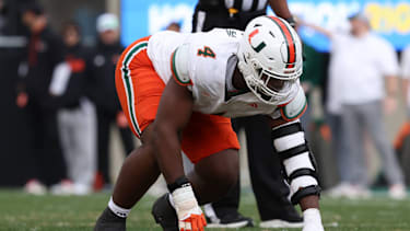 Defensive Lineman Rueben Bain Jr. von den Miami Hurricanes positioniert sich vor dem Snap im Spiel gegen die Virginia Tech Hokies im Lane Stadium in Blacksburg