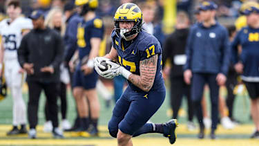Michigan Wolverines Tight End Marlin Klein (#17) beim Aufwärmen vor dem Spring Game im Michigan Stadium in Ann Arbor, Michigan