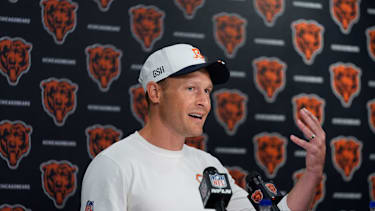 Head Coach der Chicago Bears Ben Johnson auf einer Pressekonferenz.