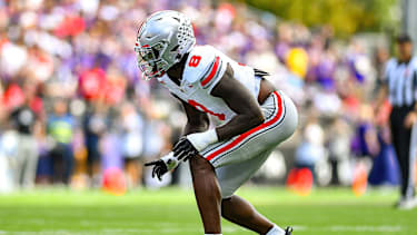 Ohio State Buckeyes Linebacker Arvell Reese (#8) bereit für den nächsten Spielzug im Duell gegen die Washington Huskies in Seattle, Washington