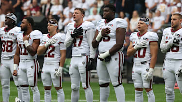 Spieler von AFLE-Team Rhein Fire während der Nationalhymne vor dem Spiel gegen Nordic Storm in der Schauinsland-Reisen-Arena in Duisburg (American Football, Deutschland)