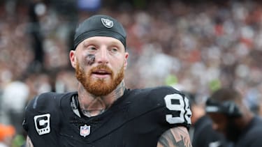 Las Vegas Raiders Defensive End Maxx Crosby (#98) beobachtet das Spielgeschehen von der Seitenlinie im ersten Viertel gegen die Chicago Bears im Allegiant Stadium in Paradise, Nevada