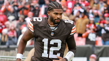 Quarterback Shedeur Sanders von den Cleveland Browns betritt vor dem NFL-Spiel gegen die San Francisco 49ers das Spielfeld im Huntington Bank Field in Cleveland, Ohio (American Football, USA)