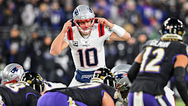 Drake Maye, Quarterback der New England Patriots, macht einen Playcall auf dem Feld während eines Spiels gegen die Baltimore Ravens.