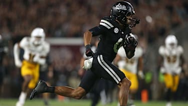 Mississippi State Bulldogs Wide Receiver Brenen Thompson (#0) läuft nach einem Catch zum Touchdown im vierten Viertel gegen die Arizona State Sun Devils im Davis Wade Stadium at Scott Field in Starkville, Mississippi
