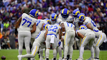 Quarterback Matthew Stafford von den Los Angeles Rams gibt im Huddle die Spielzüge gegen die Baltimore Ravens im M&T Bank Stadium in Baltimore vor (NFL, American Football, USA)