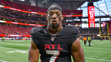 Running Back Bijan Robinson von den Atlanta Falcons reagiert nach dem NFL-Spiel gegen die Washington Commanders im Mercedes-Benz Stadium in Atlanta, Georgia (NFL, American Football, USA)