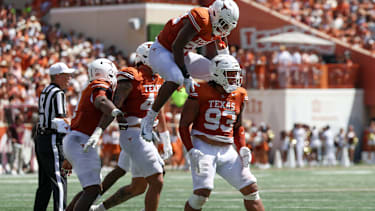 Texas Longhorns Defensive Tackle Hero Kanu (93) feiert mit seinen Teamkollegen ein verschossenes Field Goal während des College-Football-Spiels gegen die Texas State Bobcats.