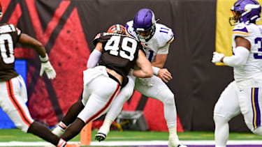 Cleveland Browns v Minnesota Vikings International Series 05 10 2025. Cleveland Browns linebacker Carson Schwesinger hits Minnesota Vikings quarterback Carson Wentz (11) during the International Series match between Cleveland Browns and Minnesota Vikings at Tottenham Hotspur Stadium, London, United Kingdom on 5 October 2025. London Tottenham Hotspur Stadium London United Kingdom Editorial use only , Copyright: xDennisxGoodwinx PSI-22961-0046