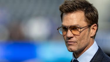 Tom Brady, ehemaliger NFL-Quarterback und Fox Sports Kommentator, auf dem Spielfeld während der Pregame-Warmups vor dem Spiel Detroit Lions gegen Los Angeles Rams im SoFi Stadium in Inglewood, Kalifornien