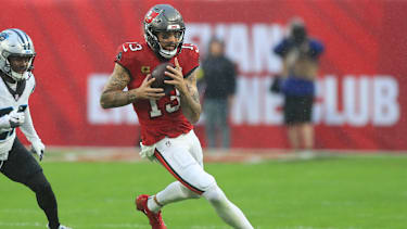 Tampa Bay Buccaneers Wide Receiver Mike Evans (13) fängt den Ball im Spiel zwischen den Carolina Panthers und den Tampa Bay Buccaneers im Raymond James Stadium in Tampa, Florida.