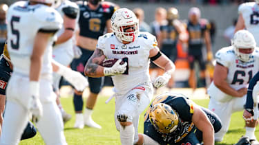 Finn Oppermann läuft für die Braunschweig Lions mit dem Ball gegen die Dresden Monarchs.