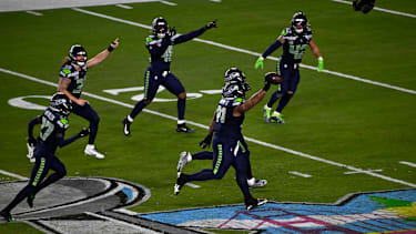 Defensive Tackle Byron Murphy II von den Seattle Seahawks feiert einen Fumble-Recovery gegen Quarterback Drake Maye von den New England Patriots während Super Bowl LX in Santa Clara (NFL, American Football, USA)