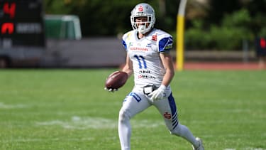 Luca Faschian von den Pforzheim Wilddogs läuft bei einem Punt-Fake gegen die Düsseldorf Panther in der German Football League.
