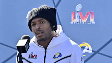 Cornerback Jalen Ramsey von den Los Angeles Rams spricht während einer Medienrunde vor Super Bowl LVI an der California Lutheran University in Los Angeles (NFL, USA)