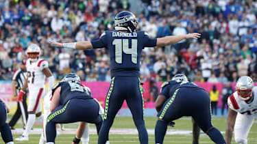 Quarterback Sam Darnold von den Seattle Seahawks ruft im ersten Viertel von Super Bowl LX gegen die New England Patriots einen Spielzug aus im Levi’s Stadium in Santa Clara, Kalifornien (NFL, USA)