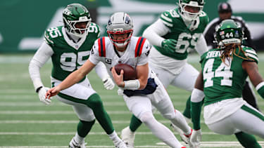 Quarterback Drake Maye 10 von den New England Patriots mit einem Lauf gegen die New York Jets im MetLife Stadium in East Rutherford, New Jersey.