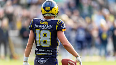 Thies Suma, Wide Receiver der Hildesheim Invaders, mit dem Ball in der Hand bei einem Spiel gegen die Allgäu Comets.