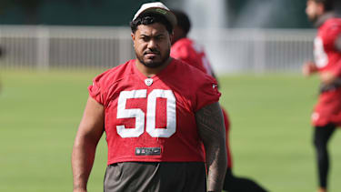 Tampa Bay Buccaneers Defensive Lineman Vita Vea (50) schaut beim Minicamp der Tampa Bay Buccaneers zu.