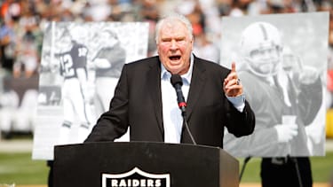 Raiders-Legende John Madden spricht 2015 im Stadion in Oakland zu den Fans