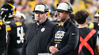 Pittsburgh Steelers Quarterback Aaron Rodgers und Pittsburgh Steelers Head Coach Mike McCarthy beim ersten Preseason-Spiel.