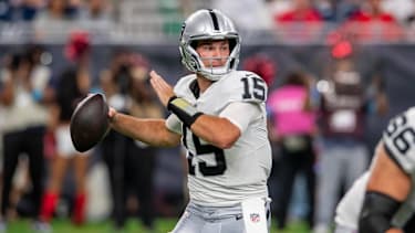 Las Vegas Raiders Quarterback Fernando Mendoza (15) wirft einen Pass im Preseason-Spiel gegen die Houston Texans.